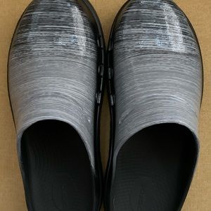 Oofos Women’s OOcloog clog - gradient grey Size 10